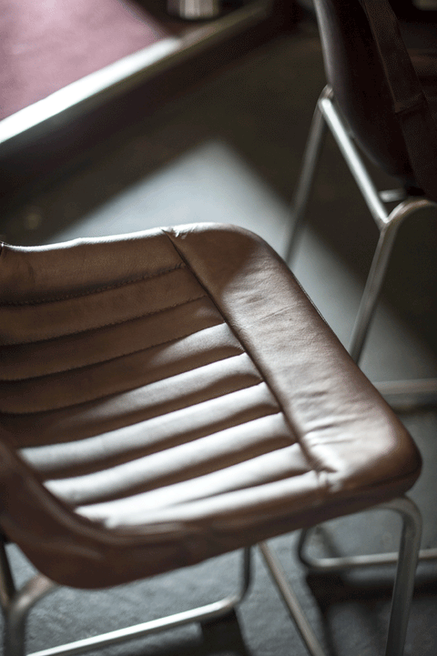 Bekväm barstol med ryggstöd och nickelfärgade ben