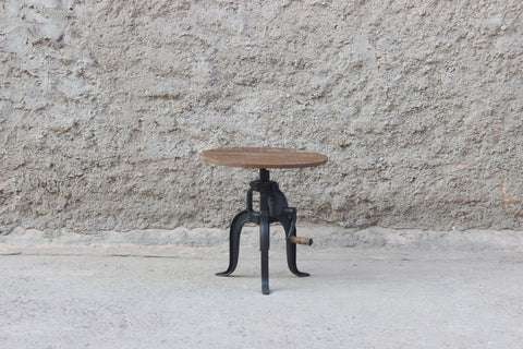 Höj- och sänkbart bord med tre ben