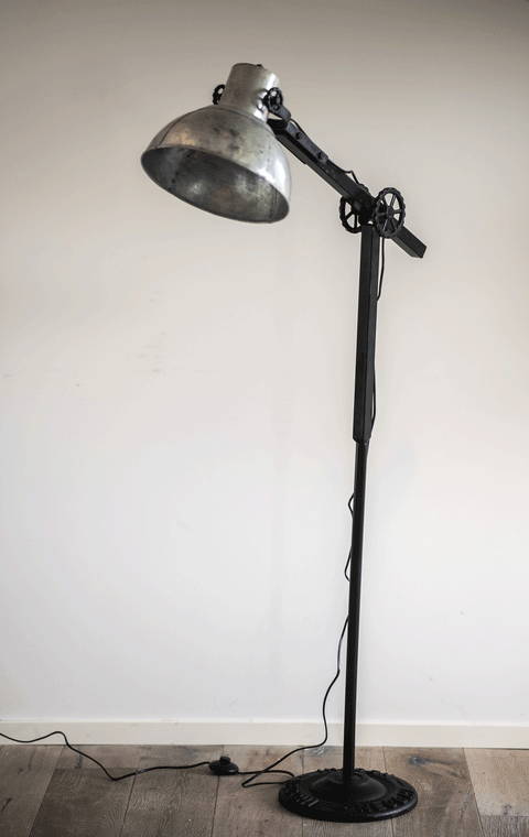 Golvlampa i metall - My Home My Way
