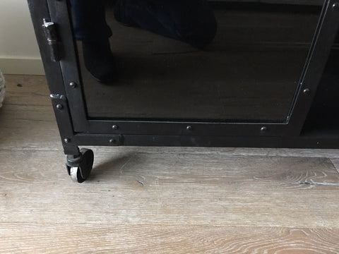 Lågt metallskåp med glasdörrar - Svart - My Home My Way