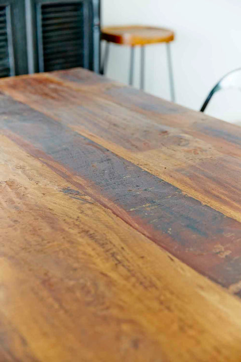Fantastiskt matbord med skiva av återvunnet trä