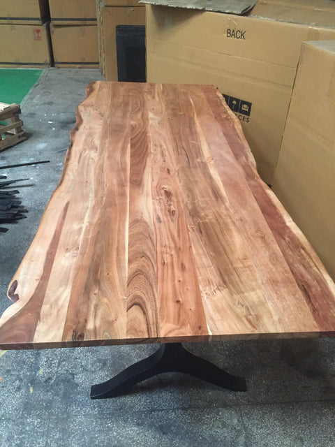 Vackert matbord med skiva av acacia