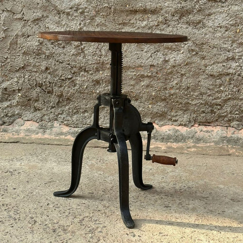 Höj- och sänkbart bord med tre ben