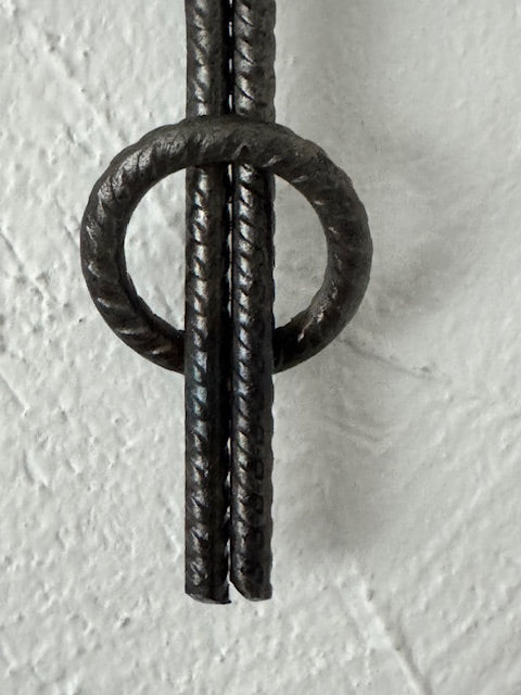 Vägghängd ljusstake av smide