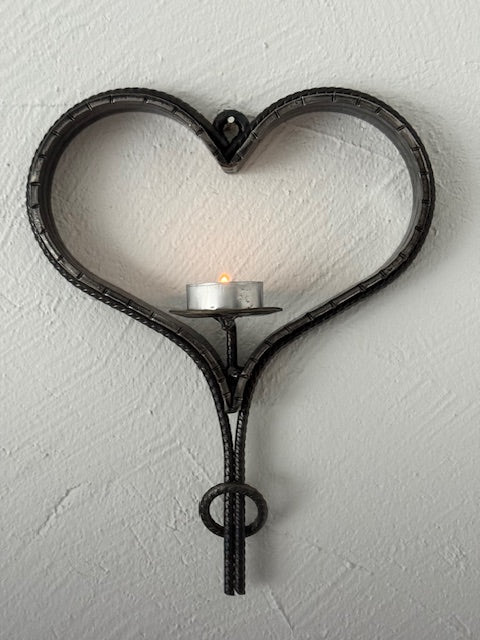 Vägghängd ljusstake av smide