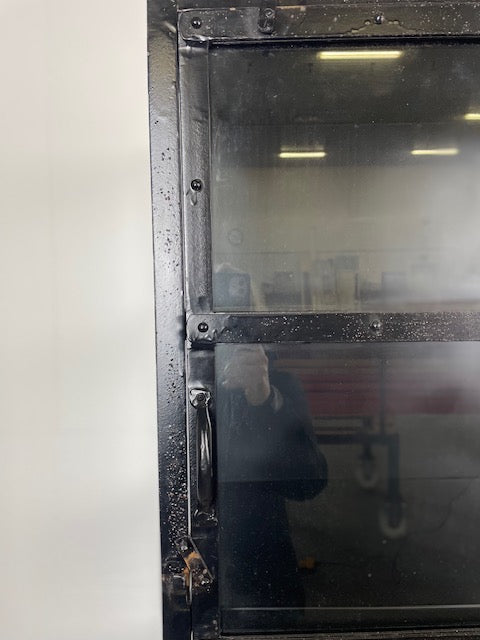 Högt och smalt vitrinskåp i metall - Svart - med rostfläckar - My Home My Way    