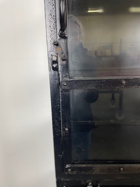 Högt och smalt vitrinskåp i metall - Svart - med rostfläckar - My Home My Way    