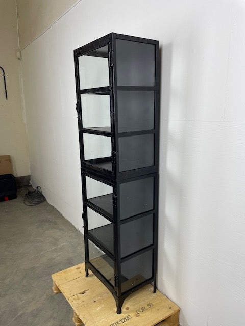 Högt och smalt vitrinskåp i metall - Svart - med rostfläckar - My Home My Way    