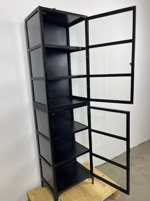 Högt och smalt vitrinskåp i metall - Svart - med rostfläckar - My Home My Way    