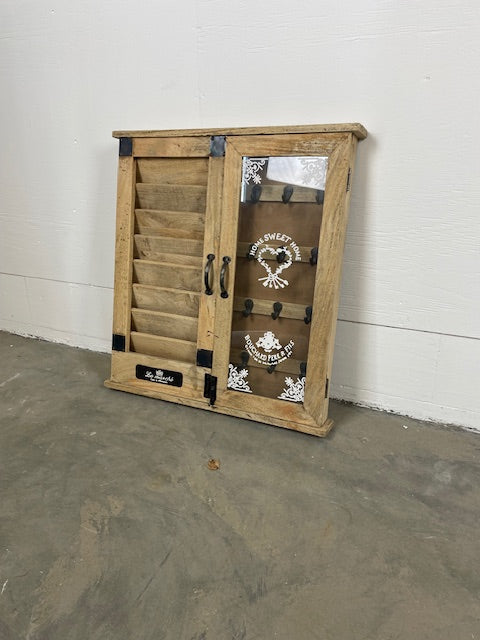 Praktisk tavla med krokar och pappershållare