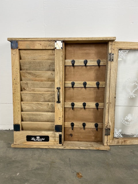 Praktisk tavla med krokar och pappershållare