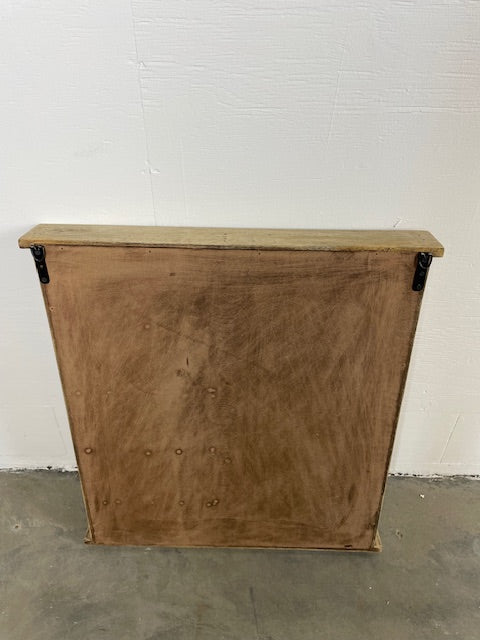 Praktisk tavla med krokar och pappershållare