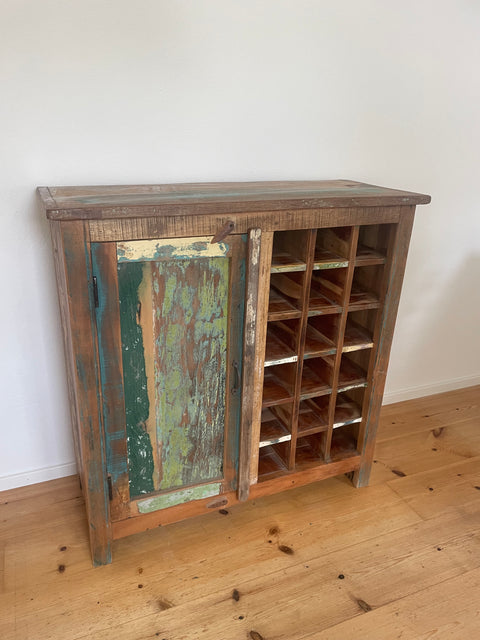 Färggrant skåp med plats för vinförvaring - OUTLET - My Home My Way    