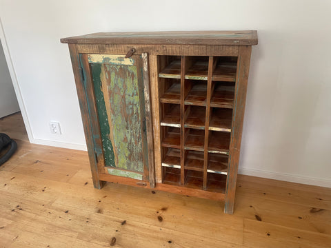 Färggrant skåp med plats för vinförvaring - OUTLET - My Home My Way    