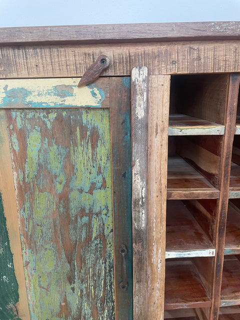 Färggrant skåp med plats för vinförvaring - OUTLET - My Home My Way    