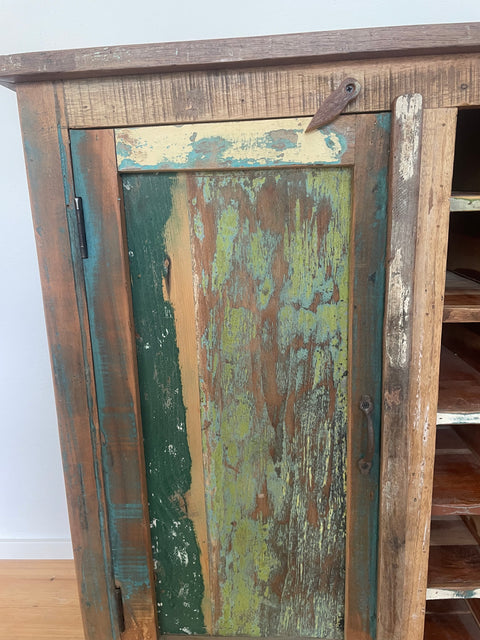 Färggrant skåp med plats för vinförvaring - OUTLET - My Home My Way    