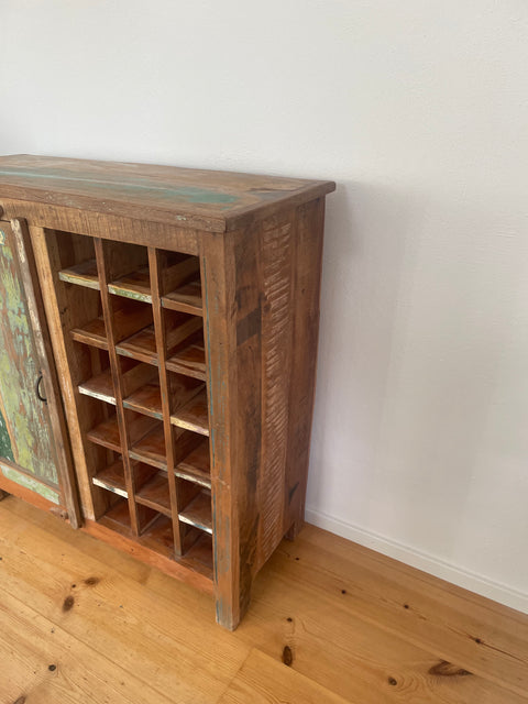 Färggrant skåp med plats för vinförvaring - OUTLET - My Home My Way    