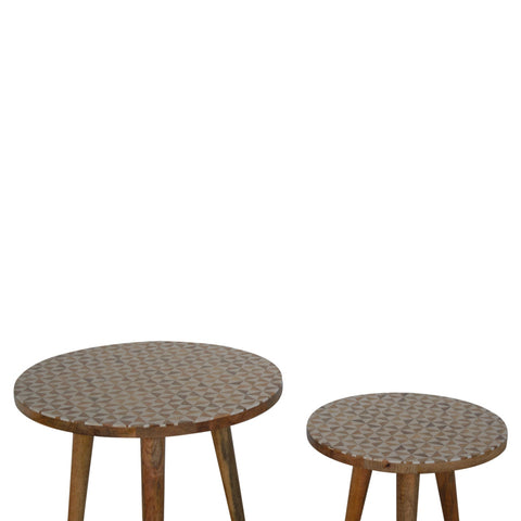 Set med 2 runda pallar eller avlastningsbord  -  stilren och flexibel design
