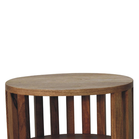 Sängbord i solitt trä med två hyllplan