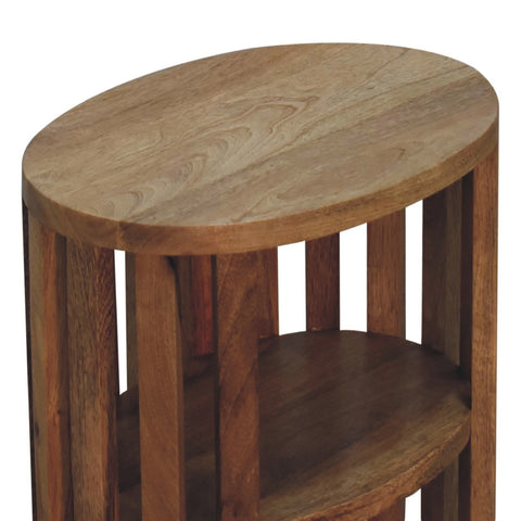 Sängbord i solitt trä med två hyllplan