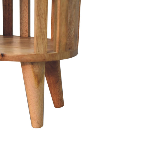 Sängbord i solitt trä med två hyllplan