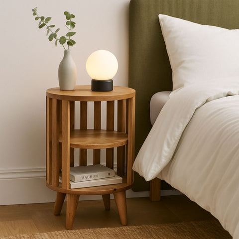 Sängbord i solitt trä med två hyllplan