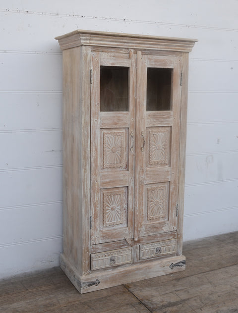 Vackert ljust vintageskåp - My Home My Way    