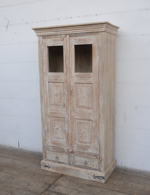 Vackert ljust vintageskåp - My Home My Way    