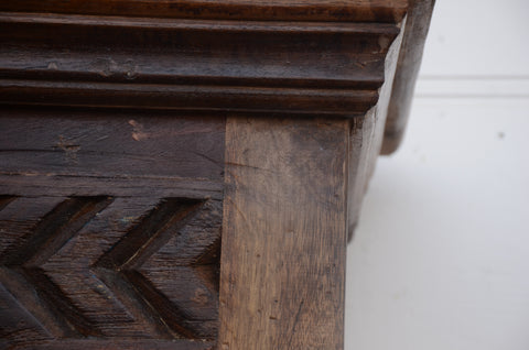 Smalt vintageskåp i mörkt trä - My Home My Way    