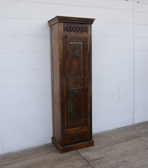 Smalt vintageskåp i mörkt trä - My Home My Way    