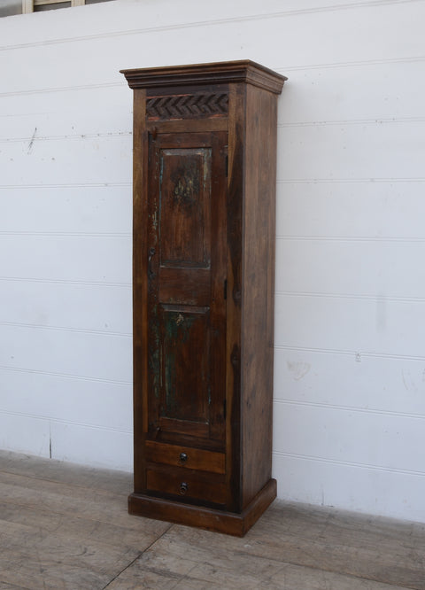 Smalt vintageskåp i mörkt trä - My Home My Way    