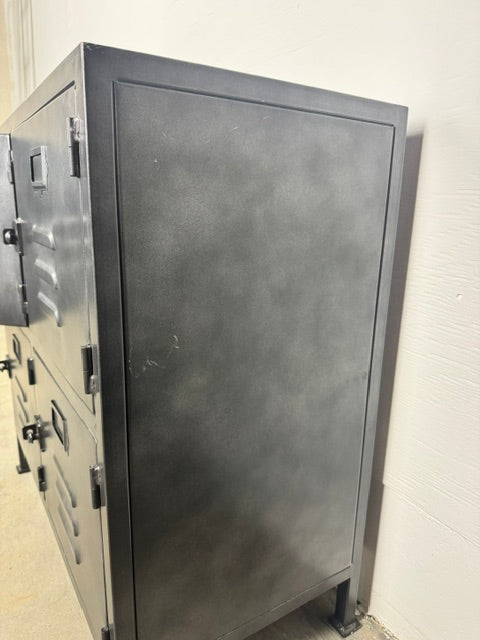 Metallskåp med fyra skåpsluckor - OUTLET