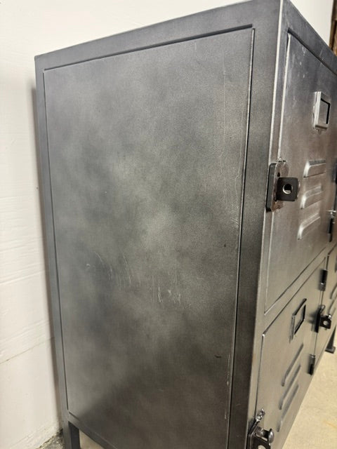 Metallskåp med fyra skåpsluckor - OUTLET
