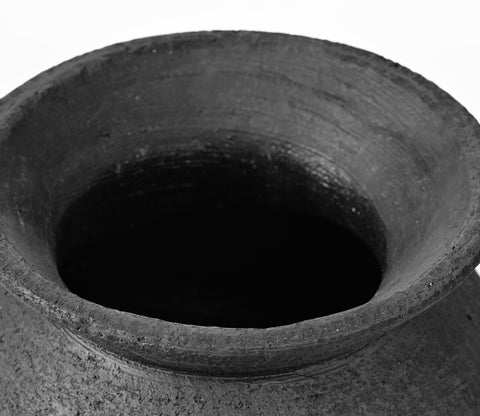 Svart kruka av terracotta