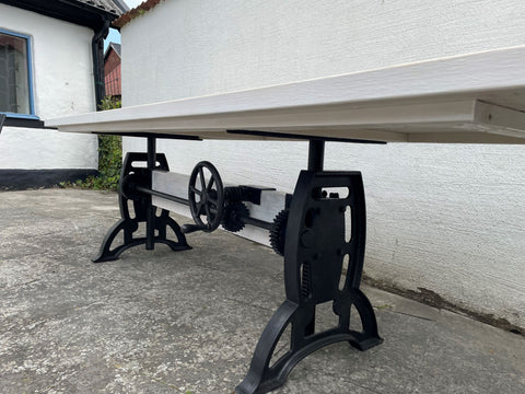 Stort bord med höj och sänkbar underrede i gjutjärn- Fungerar att ha utomhus