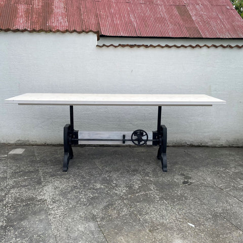 Stort bord med höj och sänkbar underrede i gjutjärn- Fungerar att ha utomhus