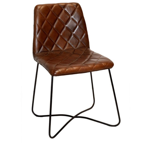 Bekväm stol av läder med metallstomme