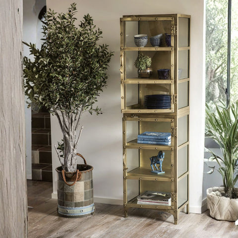 Högt och smalt vitrinskåp i metall - Mässing - My Home My Way    