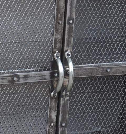 Lågt metallskåp med nätdörrar- Metallfärgat