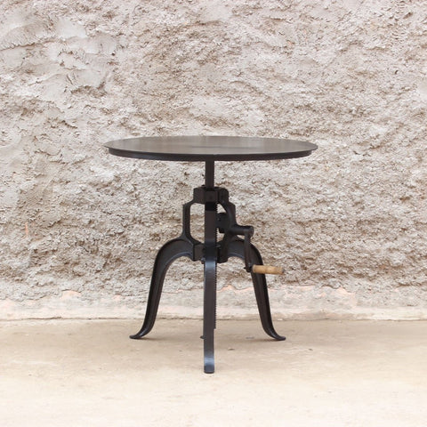 Höj- och sänkbart cafebord med bordsskiva i metall