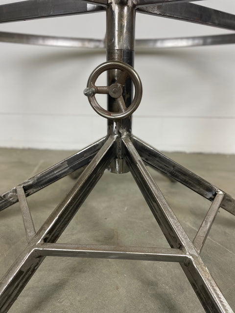 Bordsunderrede i järn till stort runt bord - My Home My Way    