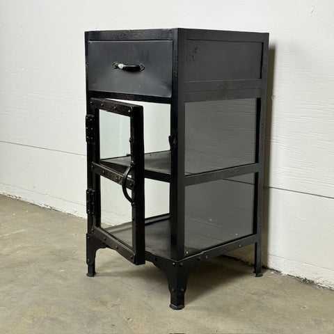 Litet vitrinskåp eller sängbord i svart metall - OUTLET