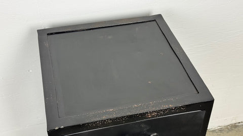 Litet vitrinskåp eller sängbord i svart metall - OUTLET