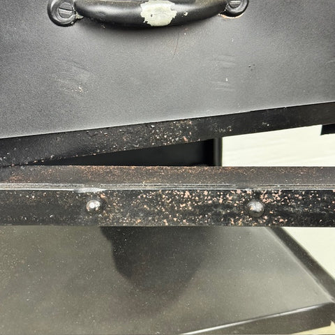 Litet vitrinskåp eller sängbord i svart metall - OUTLET