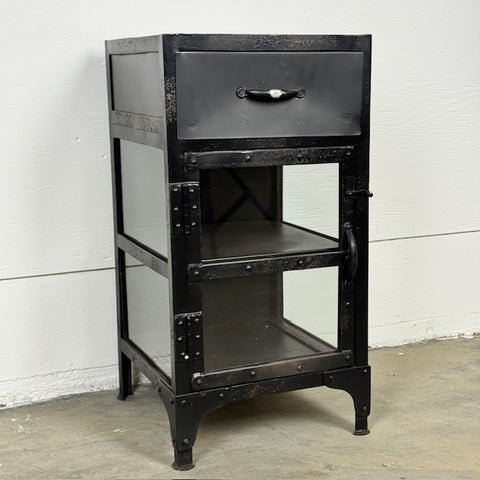 Litet vitrinskåp eller sängbord i svart metall - OUTLET